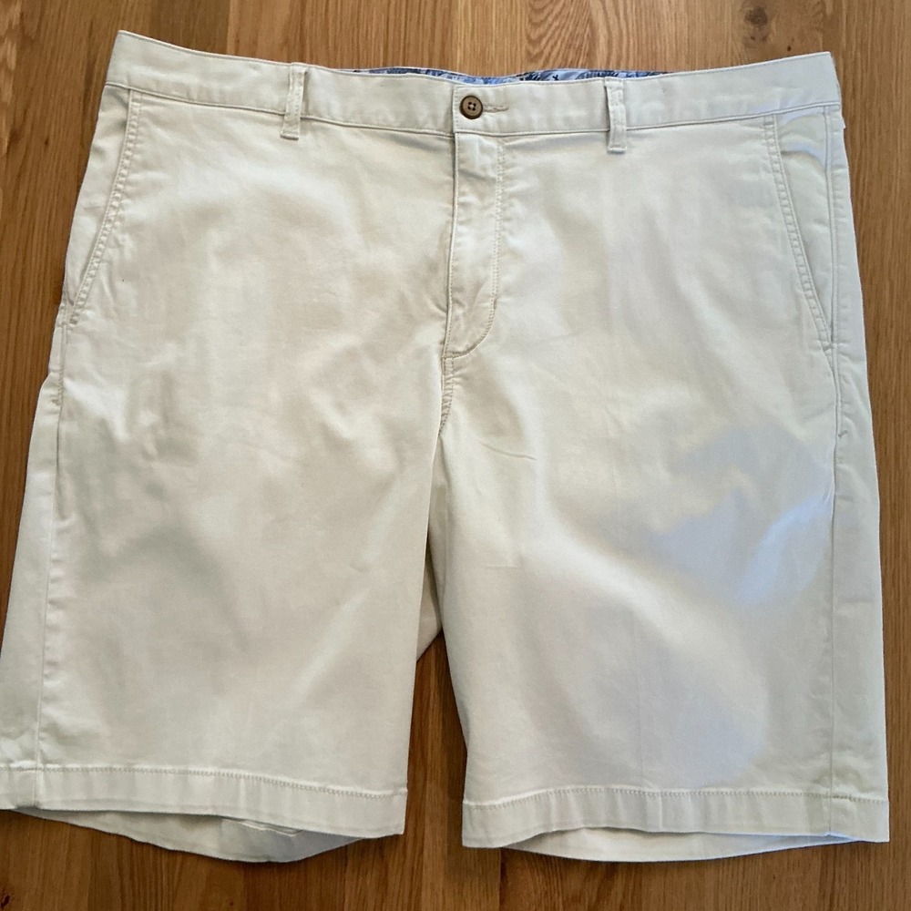 Tommy Bahama‎ Chino Shorts Men's 40 Cream Cotton 10" Inseam Marlin Logo